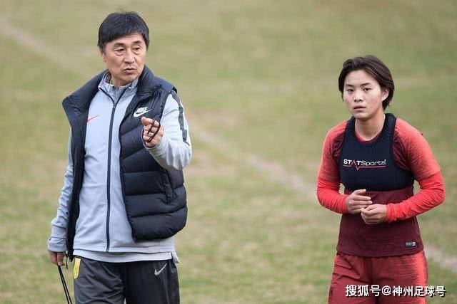 曼城虽败犹荣，年轻中场展现潜力